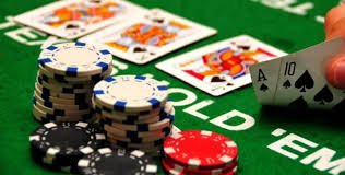 Kantor pusat spinbet99 dengan logo brand dan tim profesional yang bekerja