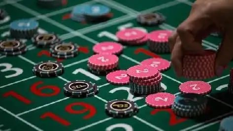 Antarmuka meja Domino QQ di aplikasi mobile spinbet99 dengan kartu domino yang terlihat jelas